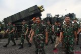     Panglima TNI Marsekal TNI Hadi Tjahjanto (tengah) meninjau Pameran Alutsista TNI di kawasan Monas, Jakarta, Kamis (27/9/2018). Pameran alutsista yang digelar dalam rangka memperingati HUT ke-73 TNI tersebut berlangsung pada 27-29 September 2018. ANTARA FOTO/Indrianto Eko Suwarso/pras.