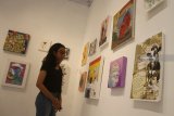Pengunjung melihat lukisan yang dipajang  dalam Pameran bertajuk 