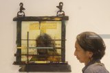 Pengunjung melihat seni instalasi berjudul Biarkan Tuhan Bicara karya seniman Yon Wahyuono dalam Pameran bertajuk 