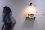 Pengunjung melintas di dekat karya fotografi Arum Tresnaningtyas saat pameran Tafsir Rupa dan Gerak Bukan Perawan Maria di Creative Hub Bandung, Jawa Barat, Sabtu (8/9). Pameran tersebut merupakan kolaborasi seni yang mengajak para perempuan seniman dan perempuan pekerja kreatif lokal untuk menanggapi secara artistik isu Relaksasi Beragama dalam buku Bukan Perawan Maria dan berlangsung hingga 16 September 2018. ANTARA JABAR/M Agung Rajasa/agr/18
