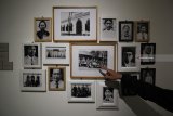 Pengunjung melihat karya foto pahlawan yang dipajang saat pameran Warisan Budaya dan Foto 