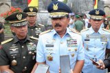 Panglima TNI Marsekal Hadi Tjahjanto (Tengah) didampingi Kepala Staff Angkatan. Darat (KASAD) Jendral TNI Mulyono (Kiri) dan Kepala Staff Angkatan Udara (KASAU) Marsekal TNI Yuyu Sutisna (Kanan) melakukan konfrensi pers usai berziarah dan upacara di Makam Presiden Soekarno di Blitar, Jawa Timur, Rabu (19/9). Upacara dan Ziarah ke makam Presiden Soekarno tersebut mengawali rangkaian ziarah ke makam presiden lainnya dalam rangka HUT TNI ke-73. Antara jatim/Irfan Anshori/zk/18