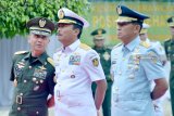 Kepala Staff Angkatan Darat (KASAD) Jendral TNI Mulyono (Kiri) berbincang dengan Kepala Staff Angkatan Laut (KASAL) Laksamana TNI Siwi Sukma Adji berbincang sesaat sebelum melaksanakan ziarah dan upacara di Makam Presiden Soekarno di Blitar, Jawa Timur, Rabu (19/9). Upacara dan Ziarah ke makam Presiden Soekarno tersebut mengawali rangkaian ziarah ke makam presiden lainnya dalam rangka HUT TNI ke-73. Antara Jatim/Irfan Anshori/zk/18