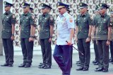 Panglima TNI Marsekal Hadi Tjahjanto berjalan menuju kawasan Makam Presiden Soekarno sebelum melakukan ziarah dan upacara di Blitar, Jawa Timur, Rabu (19/9). Upacara dan Ziarah ke makam Presiden Soekarno tersebut mengawali rangkaian ziarah ke makam presiden lainnya dalam rangka HUT TNI ke-73. Antara jatim/Irfan Anshori/zk/18