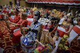 Peserta memainkan angklung saat mengikuti acara Parade Cinta Tanah Air di Bandung, Jawa Barat, Kamis (20/9). Parade Cinta Tanah Air yang diikuti 2.040 pelajar dari 34 provinsi di Indonesia tersebut digelar sebagai ajang ekspresi untuk menunjukkan kreasi, inovasi dan rasa cintanya pada Tanah Air dengan kearifan lokal daerah masing-masing. ANTARA JABAR/Raisan Al Farisi/agr/18.