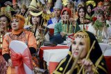 Peserta memainkan angklung saat mengikuti acara Parade Cinta Tanah Air di Bandung, Jawa Barat, Kamis (20/9). Parade Cinta Tanah Air yang diikuti 2.040 pelajar dari 34 provinsi di Indonesia tersebut digelar sebagai ajang ekspresi untuk menunjukkan kreasi, inovasi dan rasa cintanya pada Tanah Air dengan kearifan lokal daerah masing-masing. ANTARA JABAR/Raisan Al Farisi/agr/18.