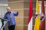 Menteri Perdagangan Enggartiasto Lukita menyampaikan kuliah umum Kebijakan Perdagangan dalam Menghadapi Pasar Global di Era Revolusi Industri 4.0 di Universitas Pendidikan Indonesia (UPI), Bandung, Jawa Barat, Jumat (14/9). Dalam kuliah umum tersebut Enggartiasto Lukita mengatakan ekonomi digital merupakan bagian dari Revolusi Industri 4.0 yang identik dengan teknologi canggih. ANTARA JABAR/M Agung Rajasa/agr/18
