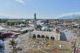 Bangunan masjid Baiturrahman yang ambruk akibat tsunami di wilayah Talise, Palu Barat, Sulawesi Tengah, Minggu (30/9/2018). ANTARA FOTO/Muhammad Adimaja/foc. 