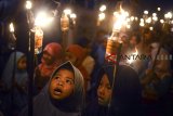 Ratusan anak mengikuti pawai obor di Desa Cibiru Hilir, Cileunyi, Kabupaten Bandung, Jawa Barat, Senin (10/9) malam. Pawai obor tersebut dalam rangka menyambut pergantian Tahun Baru Islam satu Muharram 1440 Hijriah yang jatuh pada Selasa (11/9). ANTARA JABAR/Raisan Al Farisi/agr/18