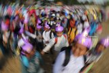 Pelajar mengikuti pawai memperingati Tahun Baru 1440 Hijriyah di Desa Doko, Kediri, Jawa Timur, Senin (10/9). Kegiatan yang diselenggarakan sejumlah sekolah itu bertujuan memperkenalkan kalender Islam kepada pelajar sekaligus sebagai syiar agama Islam kepada masyarakat. Antara Jatim/Prasetia Fauzani/mas/18.