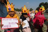 Pelajar mengikuti pawai memperingati Tahun Baru 1440 Hijriyah di Desa Doko, Kediri, Jawa Timur, Senin (10/9). Kegiatan yang diselenggarakan sejumlah sekolah itu bertujuan memperkenalkan kalender Islam kepada pelajar sekaligus sebagai syiar agama Islam kepada masyarakat. Antara Jatim/Prasetia Fauzani/mas/18.