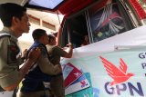 Sejumlah anggota Satuan Polisi Pamong Praja antre mengurus penukaran kartu ATM berlogo Gerbang Pembayaran Nasional (GPN) di mobil kas keliling di Balai Kota Kediri, Jawa Timur, Rabu (19/9). Bank Indonesia bekerjasama dengan sejumlah bank menyelenggarakan pekan penukaran kartu ATM GPN untuk mendorong pegawai negeri sipil (PNS) di lingkungan pemerintah daerah setempat bermigrasi ke kartu ATM berlogo GPN guna menjamin keamanan dan kenyamanan bertransaksi sekaligus mensukseskan inklusi keuangan Indonesia. Antara Jatim/Prasetia Fauzani/mas/18.