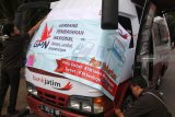 Petugas mempersiapkan mobil kas keliling pada kegiatan pekan penukaran katu ATM berlogo Gerbang Pembayaran Nasional (GPN) di Balai Kota Kediri, Jawa Timur, Rabu (19/9). Bank Indonesia bekerjasama dengan sejumlah bank mendorong pegawai negeri sipil (PNS) di lingkungan pemerintah daerah setempat bermigrasi ke kartu ATM berlogo GPN guna menjamin keamanan dan kenyamanan bertransaksi sekaligus mendorong inklusi keuangan Indonesia. Antara Jatim/Prasetia Fauzani/mas/18.