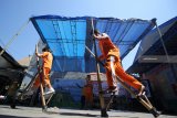 Sejumlah murid SD Muhammadiyah 24 Surabaya bermain egrang atau jangkungan saat acara Pekan Permainan Tradisional di Surabaya, Jawa Timur, Jumat (7/9). Kegiatan yang diisi dengan berbagai aktivitas permainan tradisional seperti egrang bambu, egrang batok dan engklek tersebut bertujuan untuk membangun kecerdasan intelektual, emosional, motorik, sosial serta karakter anak. Antara Jatim/Moch Asim/18.