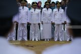 Sejumlah pasangan kepala daerah mengikuti pelantikan di Gedung Negara Grahadi, Surabaya, Jawa Timur, Senin (24/9). Gubernur Jawa Timur Soekarwo melantik 12 Bupati dan Wakil Bupati serta Wali Kota dan Wakil Wali Kota di Jawa Timur dengan masa jabatan 2018-2023. Antara Jatim/Didik Suhartono/mas/18.