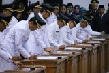 Sejumlah pasangan kepala daerah mengikuti pelantikan di Gedung Negara Grahadi, Surabaya, Jawa Timur, Senin (24/9). Gubernur Jawa Timur Soekarwo melantik 12 Bupati dan Wakil Bupati serta Wali Kota dan Wakil Wali Kota di Jawa Timur dengan masa jabatan 2018-2023. Antara Jatim/Didik Suhartono/mas/18.