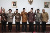 Ketua Komisi Pemberantasan Korupsi (KPK) Agus Rahardjo (kedua kanan) bersama Kabareskrim Polri Komjen Polisi Arief Sulistyanto (kanan), Wakil Ketua KPK Basaria Panjaitan (kedua kiri), Adnan Pandu Praja (kiri) serta Direktur Penyidikan Panca Putra Simanjuntak (ketiga kiri), Direktur Monitor Eko Marjono (tengah), dan Kabiro Perencanaan dan Keuangan, Waluyo (ketiga kanan) berfoto bersama seusai pelantikan pejabat struktural di gedung KPK, Jakarta, Kamis (20/9). KPK melantik tiga pejabat struktural salah satunya Wakil Direktur Tindak Pidana Umum (Wadir Tipidum) Bareskrim Mabes Polri, Panca Putra yang menggantikan Aris Budiman sebagai Dirdik KPK. ANTARA FOTO/Reno Esnir.