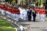 Presiden Joko Widodo (tengah) didampingi Wakil Presiden Jusuf Kalla dan sembilan pasangan kepala daerah terpilih mengikuti prosesi kirab di Kompleks Istana Kepresidenan, Jakarta, Rabu (5/9). Presiden melantik sembilan kepala daerah, yaitu Papua, NTT, Jawa Tengah, Sumatera Utara, Bali, Jawa Barat, Kalimantan Barat, Sulawesi Selatan, dan Sulawesi Tenggara. ANTARA JABAR/Puspa Perwitasari/agr/18