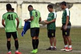 Pelatih baru Persebaya Surabaya Djajang Nurjaman (kedua kanan) didampingi asisten pelatih Bejo Sugiantoro (kanan) memimpin jalannya latihan anak didiknya di Lapangan Persebaya, Surabaya, Jawa Timur, Rabu (5/9). Djajang Nurjaman dikontrak Persebaya Surabaya selama sisa musim Liga 1 Indonesia. Antara Jatim/M Risyal Hidayat/mas/18.