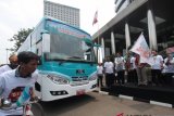 Wakil Ketua Komisi Pemberantasan Korupsi (KPK) Basaria Panjaitan (ketiga kanan) secara simbolis melepas keberangkatan bus 