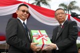 Gubernur Kalbar, Sutarmidji (kanan) menyerahkan buku memori jabatan kepada Wakil Walikota Pontianak, Edi Kamtono (kiri) saat acara serah terima memori akhir jabatan dan pelepasan walikota pontianak di Alun-Alun Sungai Kapuas, Pontianak, Jumat (7/9). Sutarmidji yang sebelumnya menjabat sebagai Walikota Pontianak selama dua periode sejak 2008 hingga 2018 tersebut, selanjutnya menjabat sebagai Gubernur Kalbar periode 2018-2023. ANTARA FOTO/Jessica Helena Wuysang/18