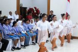 Beberapa pelajar asal Maluku yang akan mengikuti program Siswa Mengenal Nusantara (SMN) Tahun 2018 di provinsi Riau, memeragakan Tari Lenso saat pelepasan siswa SMN tahun 2018, di Ambon, Rabu (15/8). Sebanyak 23 siswa SMK, SMA dan siswa berkebutuhan khusus dari Maluku akan berangkat ke provinsi Riau untuk mengikuti rangkaian kegiatan SMN yang dihelat PT. Jasa Raharja, Perum Perikanan Nusantara dan Perum ASDP dalam program BUMN Hadir Untuk Negeri. ANTARA FOTO/Izaac Tulalessy/18