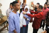 BUMN HADIR - PELEPASAN PESERTA SMN MALUKU
Gubernur Maluku, Said Assagaff (kedua kanan) menyematkan jaket saat pelepasan pelajar asal Maluku yang akan mengikuti program Siswa Mengenal Nusantara (SMN) Tahun 2018, di Ambon, Rabu (15/8). Sebanyak 23 siswa SMK, SMA dan siswa berkebutuhan khusus dari Maluku akan berangkat ke provinsi Riau untuk mengikuti rangkaian kegiatan SMN yang dihelat PT. Jasa Raharja, Perum Perikanan Nusantara dan Perum ASDP dalam program BUMN Hadir Untuk Negeri. ANTARA FOTO/Izaac Tulalessy/18