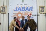 Gubernur Jawa Barat Ridwan Kamil (kedua kanan) bersama Ketua DPRD Jawa Barat Ine Purwadewi (kedua kiri), Asisten Pemerintahan dan Kesejahteraan Sosial Dadi Iskandar (kiri) dan Pegiat Sosial Bambang Trianggono (kanan) meluncurkan 