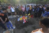 Sejumlah pendukung klub sepak bola Persija melakukan ziarah ke makam Haringga Sirila di Indramayu, Jawa Barat, Senin (24/9). Haringga Sirila meninggal dunia akibat penganiayaan oleh sejumlah oknum pendukung klub sepakbola Persib pada laga lanjutan Liga 1 Minggu (23/9). ANTARA JABAR/Dedhez Anggara/agr/18.