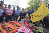 Sejumlah pendukung klub sepak bola Persija melakukan ziarah ke makam Haringga Sirila di Indramayu, Jawa Barat, Senin (24/9). Haringga Sirila meninggal dunia akibat penganiayaan oleh sejumlah oknum pendukung klub sepakbola Persib pada laga lanjutan Liga 1 Minggu (23/9). ANTARA JABAR/Dedhez Anggara/agr/18.