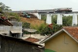 Suasana pembangunan jalur ganda rel kereta Bogor-Sukabumi di Cigombong, Bogor, Jawa Barat, Kamis (13/9). Kementerian Perhubungan memfokuskan pada pengerjaan jalur ganda antara Stasiun Cicurug dan Stasiun Cigombong sejauh 7,4 kilometer yang ditargetkan selesai pada akhir 2018. ANTARA JABAR/Yulius Satria Wijaya/agr/18.