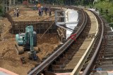 Pekerja menggarap pembangunan jalur ganda rel kereta Bogor-Sukabumi di Cigombong, Bogor, Jawa Barat, Kamis (13/9). Kementerian Perhubungan memfokuskan pada pengerjaan jalur ganda antara Stasiun Cicurug dan Stasiun Cigombong sejauh 7,4 kilometer yang ditargetkan selesai pada akhir 2018. ANTARA JABAR/Yulius Satria Wijaya/agr/18.