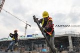 Pekerja menyelesaikan proyek pembangunan Masjid Raya Al Jabbar atau masjid terapung di kawasan Gedebage, Bandung, Jawa Barat, Sabtu (15/9). Proyek pengerjaan masjid yang dibangun di tengah danau buatan tersebut telah mencapai 48,8 persen dengan nilai proyek sebesar Rp511 miliar untuk tahap pertama dan direncanakan selesai pada akhir tahun 2018. ANTARA JABAR/M Agung Rajasa/agr/18
