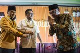 Ketua Umum Partai Hanura Oesman Sapta Odang (tengah) didampingi Ketua DPD Partai Hanura Jawa Barat Aceng Fikri (kiri) bersama Gubernur Jawa Barat Ridwan Kamil (kanan) membuka Konsolidasi Pemenangan dan pembekalan Caleg Prov/Kab dan Kota Partai Hanura di Bandung, Jawa Barat, Jumat (14/9). Acara pembekalan yang diikuti caleg dari Provinsi Jabar tersebut dalam rangka persiapan memenangkan pemilu tahun 2019. ANTARA JABAR/M Agung Rajasa/agr/18