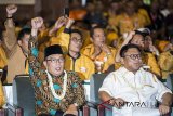 Ketua Umum Partai Hanura Oesman Sapta Odang (kanan) bersama Gubernur Jawa Barat Ridwan Kamil (kanan) menghadiri Konsolidasi Pemenangan dan pembekalan Caleg Prov/Kab dan Kota Partai Hanura di Bandung, Jawa Barat, Jumat (14/9). Acara pembekalan yang diikuti caleg dari Provinsi Jabar tersebut dalam rangka persiapan memenangkan pemilu tahun 2019. ANTARA JABAR/M Agung Rajasa/agr/18