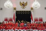 Presiden Joko Widodo (tengah) didampingi Ibu Negara Iriana Joko Widodo (kedua belas kiri), Wakil Presiden Jusuf Kalla (ketiga belas kanan), Ibu Mufidah Jusuf Kalla (sebelas kiri) dan Menko PMK Puan Maharani (kedua belas kanan) berfoto bersama atlet peraih medali saat pemberian bonus di Istana Negara, Jakarta, Minggu (2/9/2018). Pemerintah memberikan bonus kepada para atlet yang berhasil meraih medali dalam ajang Asian Games 2018. (ANTARA FOTO/Hafidz Mubarak A)