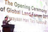 Kepala Kantor Staf Presiden (KSP) Moeldoko menyampaikan pidato saat pembukaan Global Land Forum di gedung Merdeka, Bandung, Jawa Barat, Senin (24/9). Kegiatan Global Land Forum yang di hadiri 84 perwakilan negara International Land Coalition ini akan membahas persoalan-persoalan agraria baik di tingkat lokal maupun global terutama ketimpangan penguasaan tanah dan memastikan pengelolaan tanah berbasis masyarakat. ANTARA JABAR/M Agung Rajasa/agr/18
