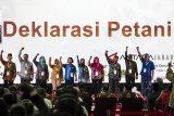 Sejumlah petani melakukan Deklarasi di sela-sela pembukaan Global Land Forum di gedung Merdeka, Bandung, Jawa Barat, Senin (24/9). Kegiatan Global Land Forum yang di hadiri 84 perwakilan negara International Land Coalition ini akan membahas persoalan-persoalan agraria baik di tingkat lokal maupun global terutama ketimpangan penguasaan tanah dan memastikan pengelolaan tanah berbasis masyarakat. ANTARA JABAR/M Agung Rajasa/agr/18