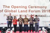 Kepala Kantor Staf Presiden (KSP) Moeldoko (ketiga kiri) bersama Menteri Koordinator Bidang Perekonomian Darmin Nasution (ketiga kanan), Ketua National Organizing Committe Global Land Forum 2018 Dewi Kartika (kedua kiri), Director of the International Land Coalition (ILC) Michael Taylor (kiri), Ketua Komnas HAM Ahmad Taufan Damanik (kedua kanan) dan Wali Kota Bandung Oded M Danial (kanan) membunyikan angklung bersama saat pembukaan Global Land Forum di gedung Merdeka, Bandung, Jawa Barat, Senin (24/9). Kegiatan Global Land Forum yang di hadiri 84 perwakilan negara International Land Coalition ini akan membahas persoalan-persoalan agraria baik di tingkat lokal maupun global terutama ketimpangan penguasaan tanah dan memastikan pengelolaan tanah berbasis masyarakat. ANTARA JABAR/M Agung Rajasa/agr/18