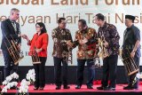 Kepala Kantor Staf Presiden (KSP) Moeldoko (ketiga kiri) berjabat tangan dengan Menteri Koordinator Bidang Perekonomian Darmin Nasution (ketiga kanan) didampingi Ketua National Organizing Committe Global Land Forum 2018 Dewi Kartika (kedua kiri), Director of the International Land Coalition (ILC) Michael Taylor (kiri), Ketua Komnas HAM Ahmad Taufan Damanik (kedua kanan) dan Wali Kota Bandung Oded M Danial (kanan) seusai membuka secara resmi Global Land Forum di gedung Merdeka, Bandung, Jawa Barat, Senin (24/9). Kegiatan Global Land Forum yang di hadiri 84 perwakilan negara International Land Coalition ini akan membahas persoalan-persoalan agraria baik di tingkat lokal maupun global terutama ketimpangan penguasaan tanah dan memastikan pengelolaan tanah berbasis masyarakat. ANTARA JABAR/M Agung Rajasa/agr/18
