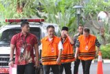 Tiga orang Anggota DPRD Kota Malang Mohammad Fadli (tengah), Soni Yudianto (kedua kiri) dan Imam Ghozali (kanan) tiba untuk menjalani pemeriksaan di gedung KPK, Jakarta, Jumat (21/9/2018). Mohammad Fadli, Soni Yudianto dan Imam Ghozali menjalani pemeriksaan sebagai tersangka terkait kasus dugaan suap persetujuan penetapan rancangan Peraturan Daerah (Perda) Kota Malang tentang perubahan Anggaran Pendapatan dan Belanja Daerah (APBD) tahun anggaran 2015. ANTARA FOTO/Reno Esnir/aww.