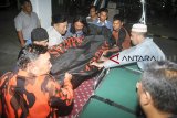 Petugas bersama anggota keluarga memindahkan jenazah korban kecelakaan di Cikidang, Sukabumi, di Rumah Duka Sinar Kasih, Bogor, Jawa Barat, Minggu (9/9). Sebanyak 19 jenazah korban bus wisata yang masuk jurang di Cikidang, Kabupaten Sukabumi, Jawa Barat, diserahterimakan kepada pihak keluarga untuk dimakamkan di tempat masing-masing. ANTARA JABAR/Arif Firmansyah/agr/18