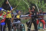 Sejumlah atlet paralimpik asal Indramayu yang tergabung dalam National Paralympic Comittee Indonesia (NPCI) berlatih panahan di GOR Singalodra, Indramayu, Jawa Barat, Rabu (19/9). Pemusatan latihan panahan tersebut sebagai persiapan jelang Pekan Paralimpik Daerah (Peparda) V Jabar, di Bogor pada Oktober mendatang. ANTARA JABAR/Dedhez Anggara/agr/18.