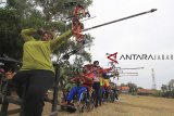 Sejumlah atlet paralimpik asal Indramayu yang tergabung dalam National Paralympic Comittee Indonesia (NPCI) berlatih panahan di GOR Singalodra, Indramayu, Jawa Barat, Rabu (19/9). Pemusatan latihan panahan tersebut sebagai persiapan jelang Pekan Paralimpik Daerah (Peparda) V Jabar, di Bogor pada Oktober mendatang. ANTARA JABAR/Dedhez Anggara/agr/18.