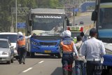 Petugas gabungan Sat Lantas Polres Bogor dan Dishub Kabupaten Bogor mengecek kelengkapan armada bus di pintu keluar Tol Jagorawi, Ciawi, Bogor, Jawa Barat, Selasa (11/9). Sidak gabungan tersebut untuk mengantisipasi kecelakaan bus pariwisata. ANTARA JABAR/Yulius Satria Wijaya/agr/18.