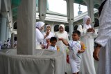 Sejumlah anak mengikuti latihan manasik haji di Masjid Nasional Al-Akbar Surabaya, Jawa Timur, Rabu (19/9). Kegiatan yang diikuti sedikitnya tiga ribu anak prasekolah usia 3-6 tahun dari PAUD-TK se-kota Sidoarjo tersebut bertujuan memperkenalkan rukun Islam ke lima bagi anak sejak dini. Antara Jatim/Umarul Faruq/zk/18