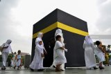 Sejumlah anak mengikuti latihan manasik haji di Masjid Nasional Al-Akbar Surabaya, Jawa Timur, Rabu (19/9). Kegiatan yang diikuti sedikitnya tiga ribu anak prasekolah usia 3-6 tahun dari PAUD-TK se-kota Sidoarjo tersebut bertujuan memperkenalkan rukun Islam ke lima bagi anak sejak dini. Antara Jatim/Umarul Faruq/zk/18