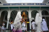 Sejumlah anak mengikuti latihan manasik haji di Masjid Nasional Al-Akbar Surabaya, Jawa Timur, Rabu (19/9). Kegiatan yang diikuti sedikitnya tiga ribu anak prasekolah usia 3-6 tahun dari PAUD-TK se-kota Sidoarjo tersebut bertujuan memperkenalkan rukun Islam ke lima bagi anak sejak dini. Antara Jatim/Umarul Faruq/zk/18