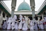 Sejumlah anak mengikuti latihan manasik haji di Masjid Nasional Al-Akbar Surabaya, Jawa Timur, Rabu (19/9). Kegiatan yang diikuti sedikitnya tiga ribu anak prasekolah usia 3-6 tahun dari PAUD-TK se-kota Sidoarjo tersebut bertujuan memperkenalkan rukun Islam ke lima bagi anak sejak dini. Antara Jatim/Umarul Faruq/zk/18