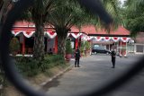 Polisi bersenjata lengkap berjaga di halaman Rumah Dinas (Rumdin) Wali Kota Blitar saat penyidik KPK melakukan penggeledahan lanjutan di Kota Blitar, Jawa Timur, Selasa (4/9). Dari penggeledahan tersebut penyidik mengangkut koper besar yang diduga berisi sejumlah dokumen terkait kasus dugaan suap proyek pembangunan gedung baru SMPN 3 Kota Blitar yang melibatkan Wali Kota Blitar non aktif Muhamad Samanhudi Anwar dan pimpinan PT. Moderna Tehnik Perkasa Susilo Prabowo. Antara Jatim/Irfan Anshori/mas/18.